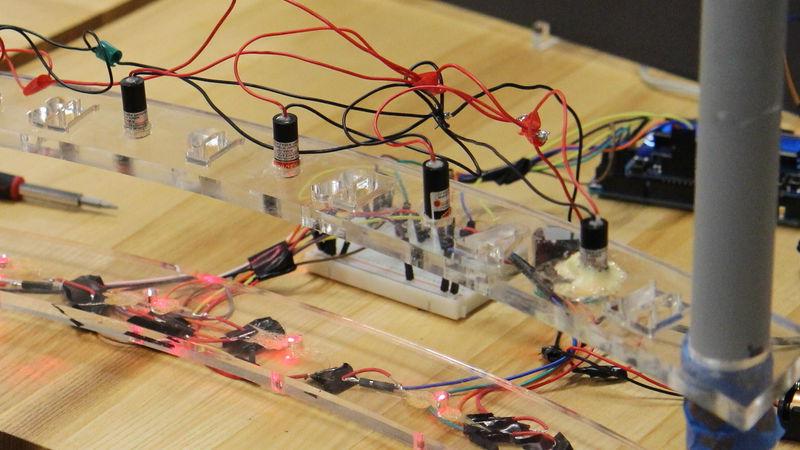 易胜博娱乐通用工程学院的学生设计激光竖琴